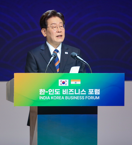 Lee calls for prompt execution of chip cluster, AI investment projects